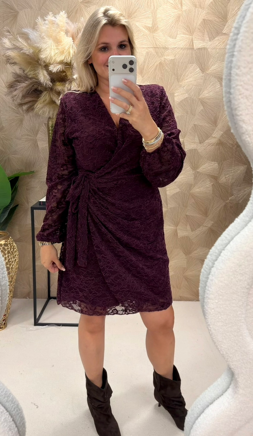 Bianca vestido de encaje burdeos