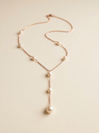 Collar vintage elegante con colgante y perlas