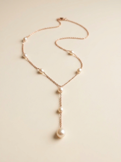 Collar vintage elegante con colgante y perlas