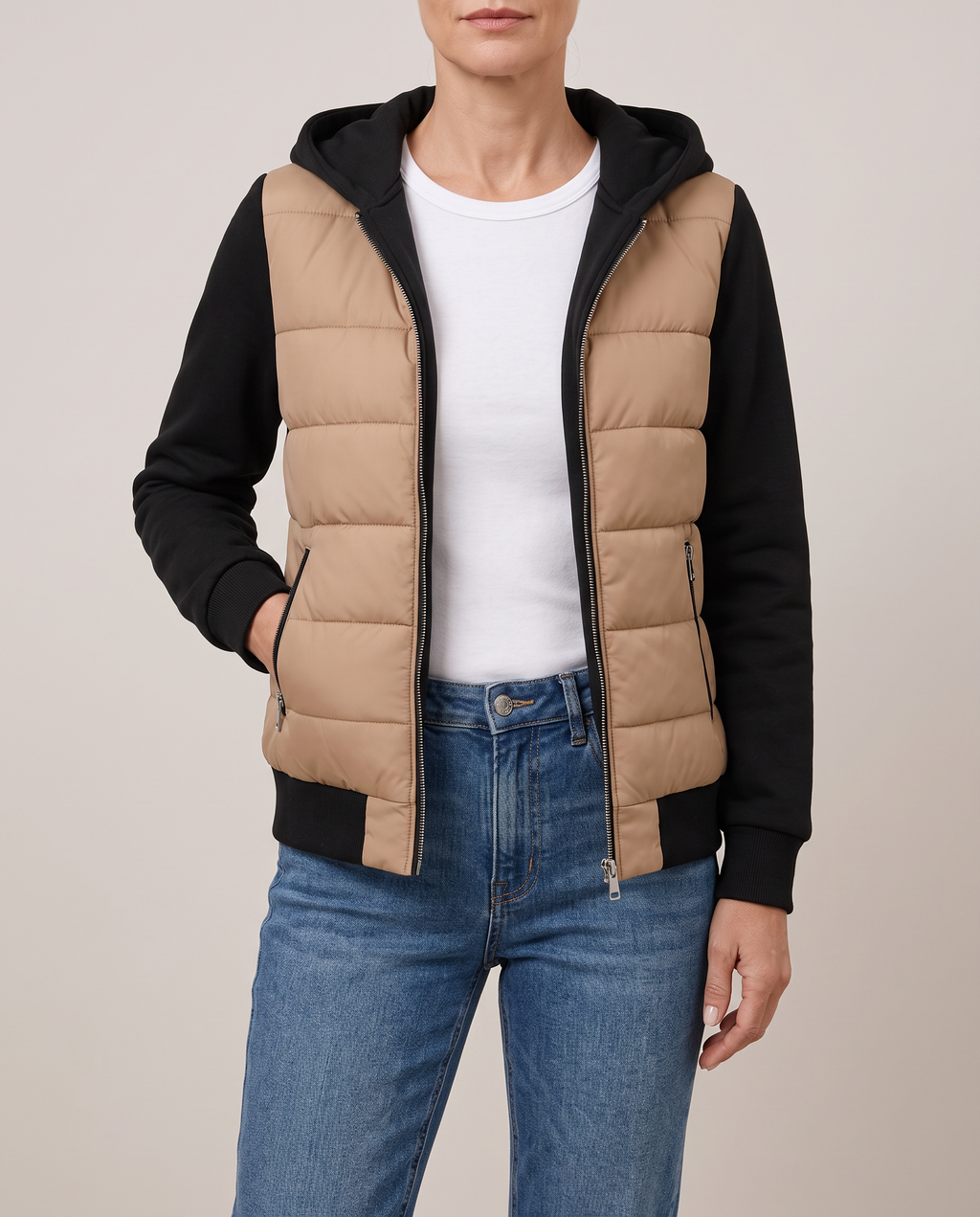 Chaqueta acolchada camel con mangas y capucha negras, fondo neutro