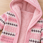 Detalle del forro de peluche de la chaqueta rosa