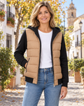 Mujer con la chaqueta acolchada Valeria camel y negra en una calle de otoño