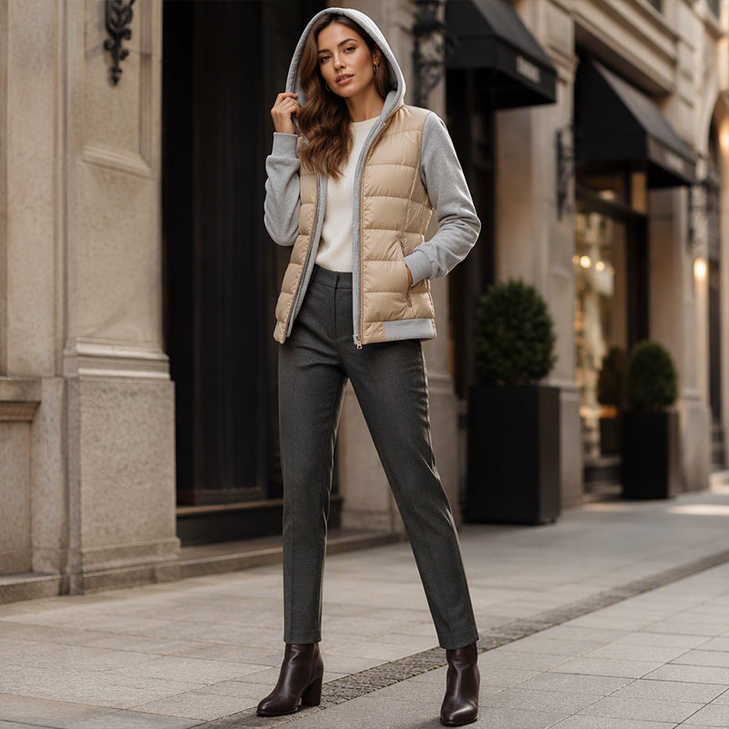 Chaqueta camel con gris y capucha puesta